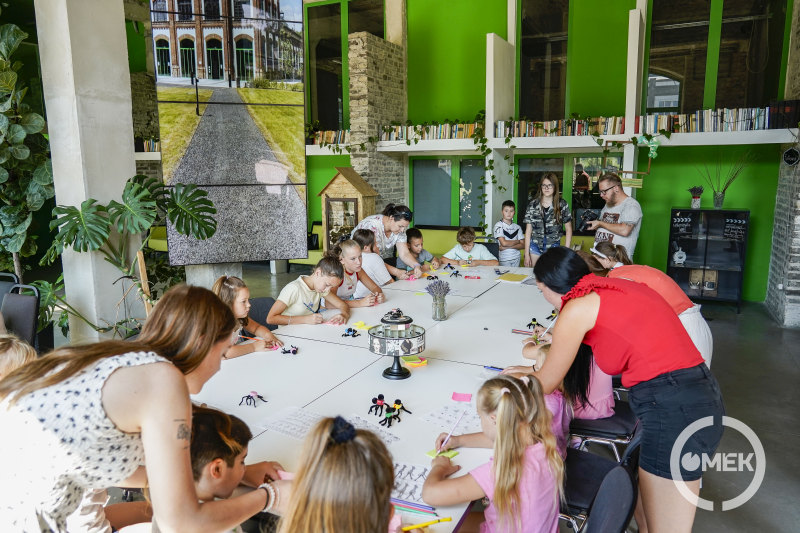 A gyerekek megoldják a feladatokat.