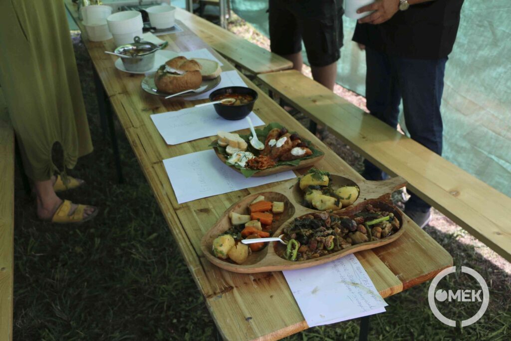 A kitálalt ételek a zsűri asztalán.