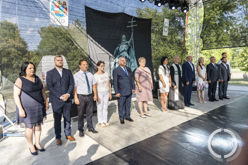 A város vezetői a színpadon.