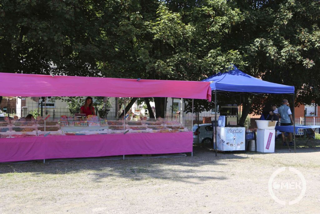 Árusok is várták a kilátogatókat.