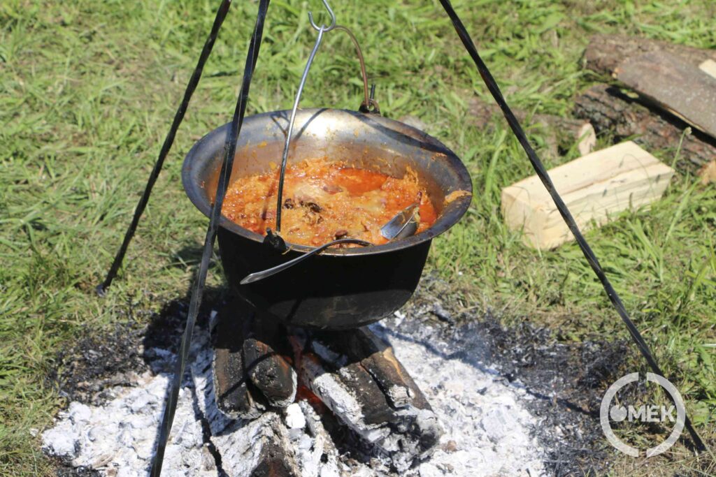 Bográcsban rotyog az étel.