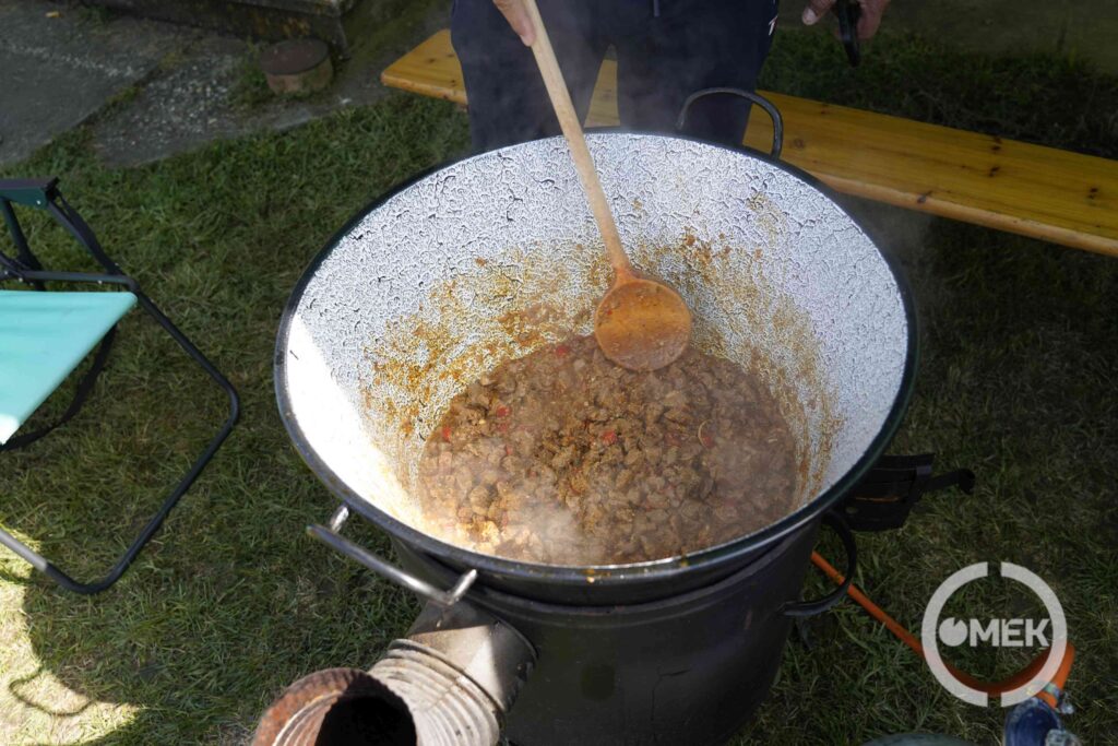 Bográcsban rotyogott az étel.