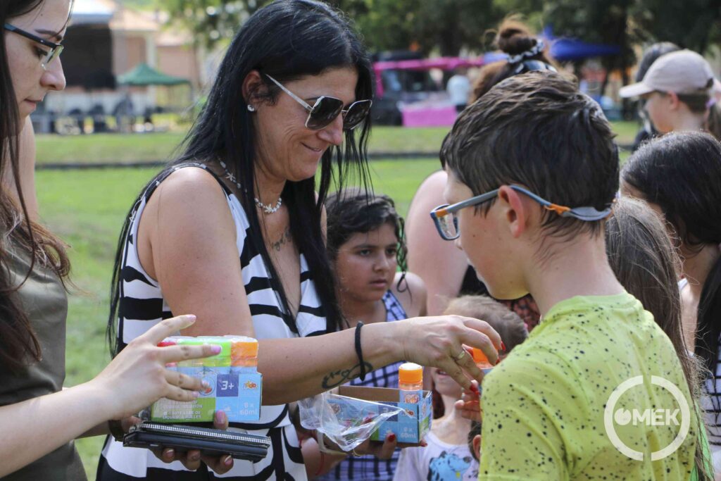 Buborékfújókat is kiosztottak a gyerekeknek.