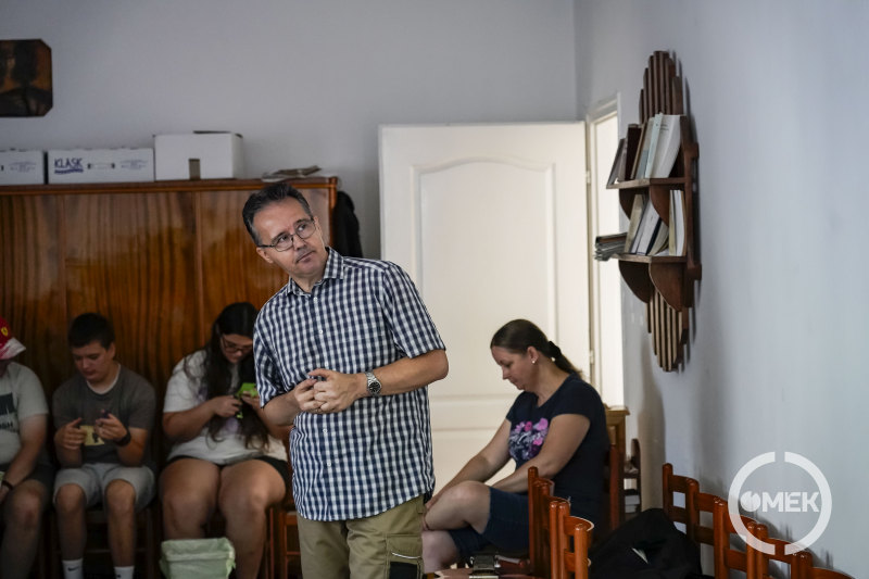 Csikai Sándor tart előadást a gyerekeknek.