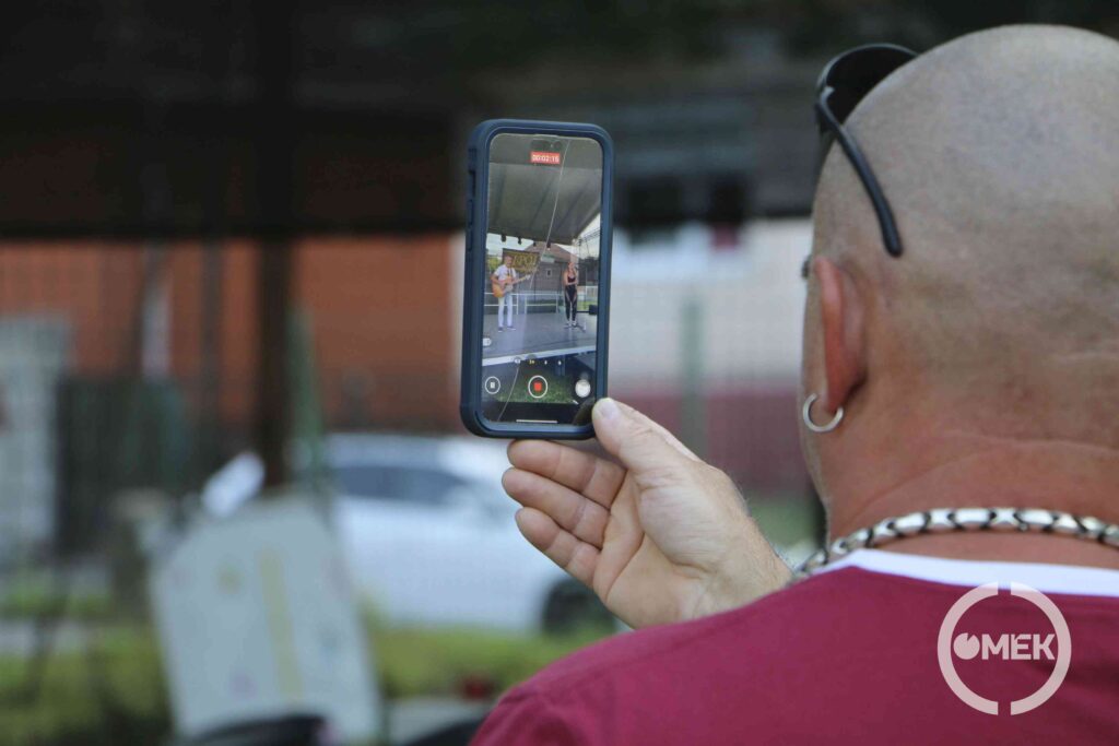 Egy néző veszi fel telefonjával a koncertet.