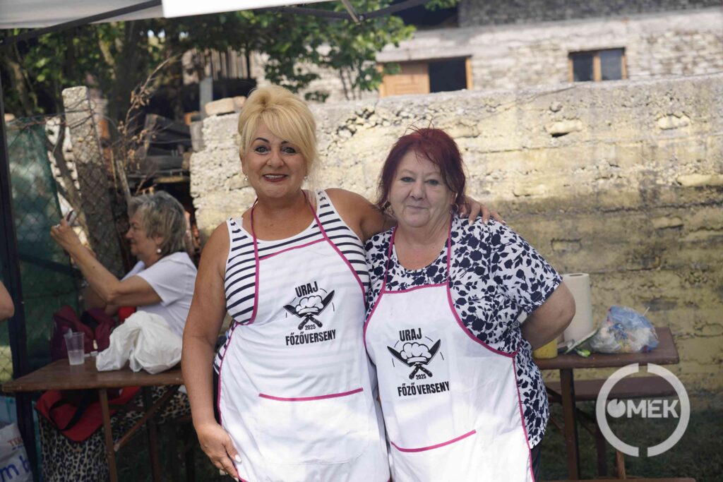 Egyforma kötényben főztek a csapattagok.