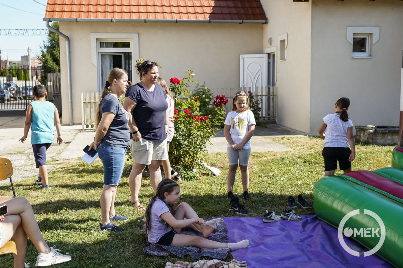 Életkép az udvaron.