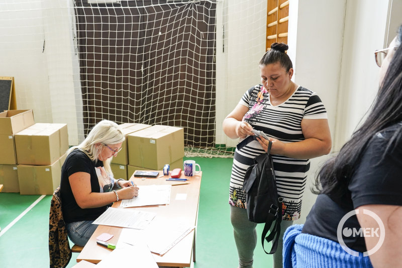 Ellenőrzik az okmányokat.