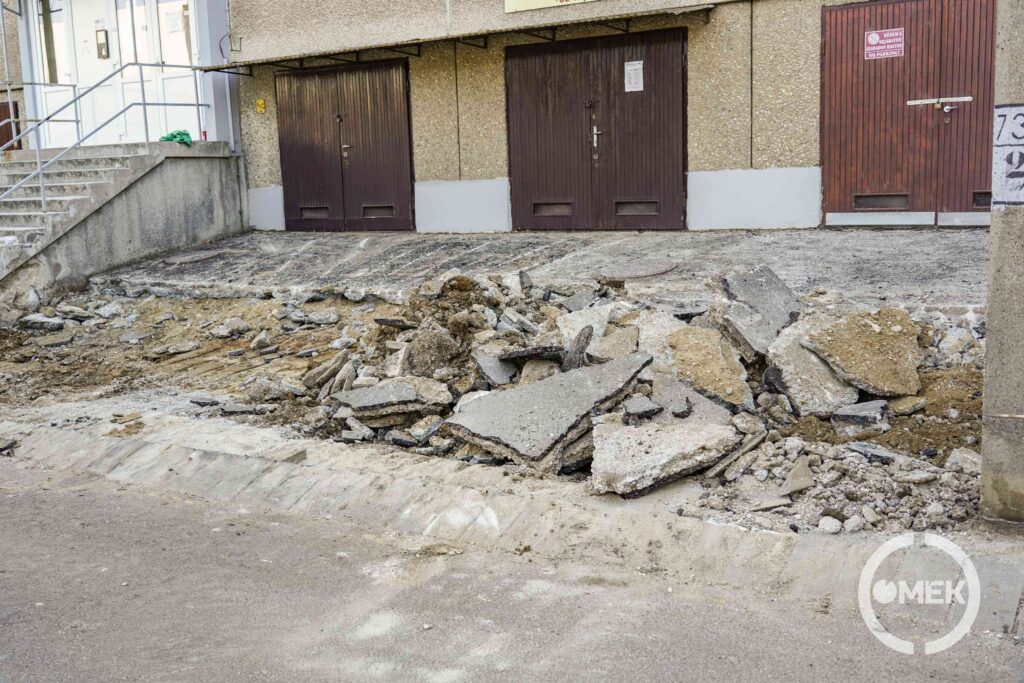 Feltört járdaszakasz.