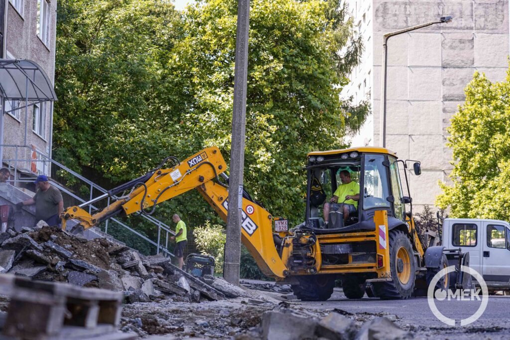 Feltörték a régi járdát.