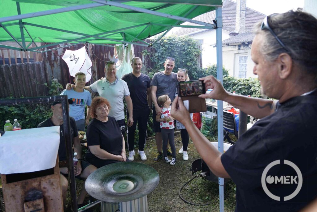 Fénykép készül az egyik csapatról.