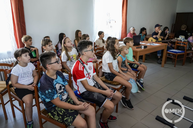 Gyerekek a bibliai foglalkozáson.