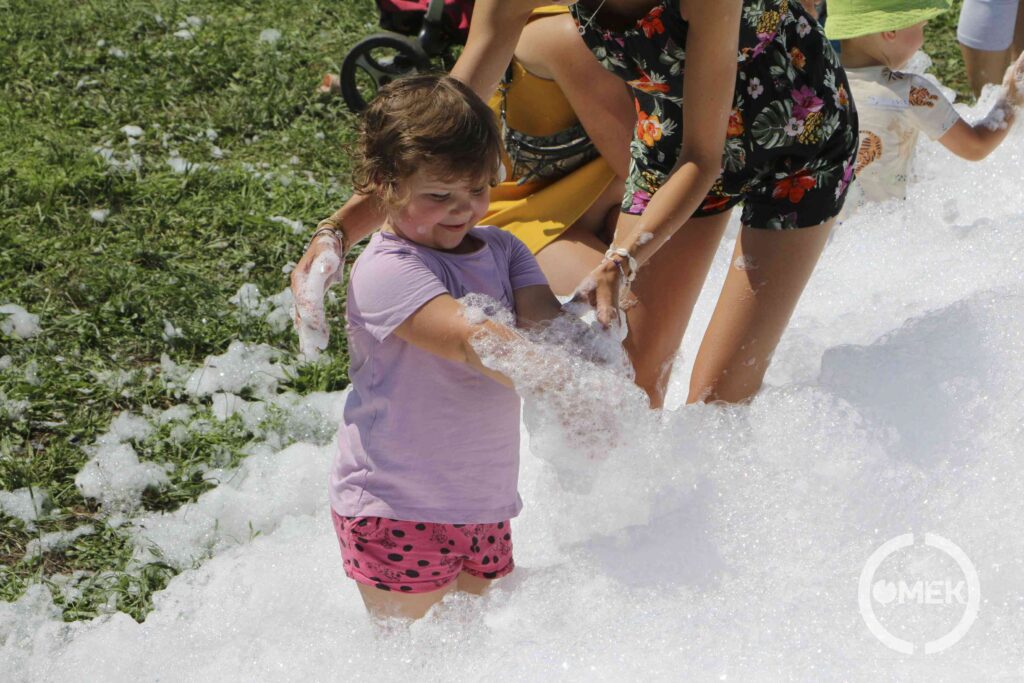 Habot tart a kezében ez a kislány.