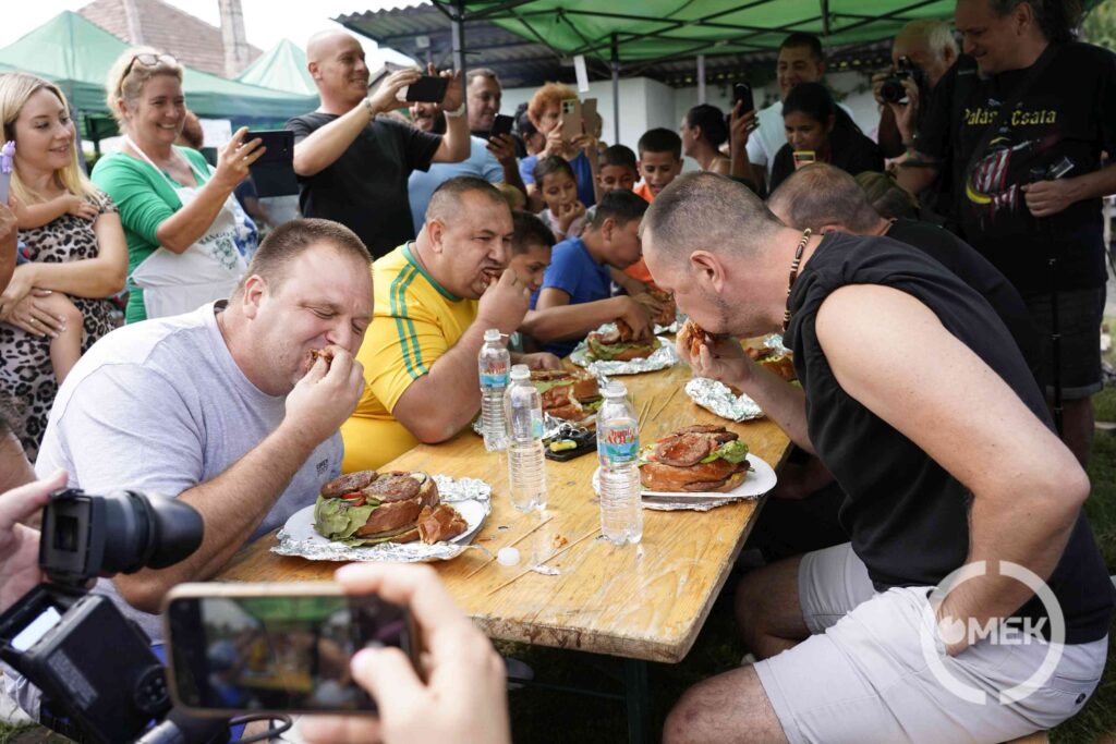 Hamburgerevő verseny.