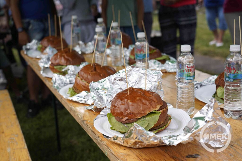 Hamburgerevő verseny kellékei.