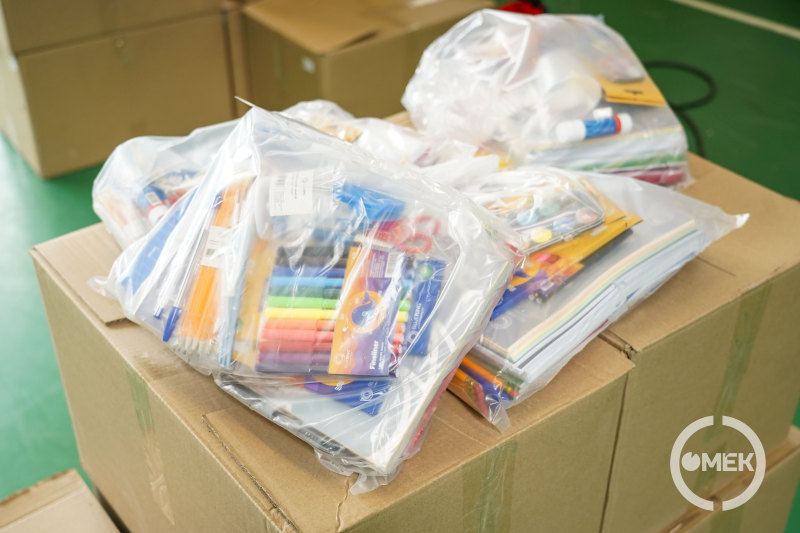 Háromszáz rászoruló gyermek kapott tanszer adományt.