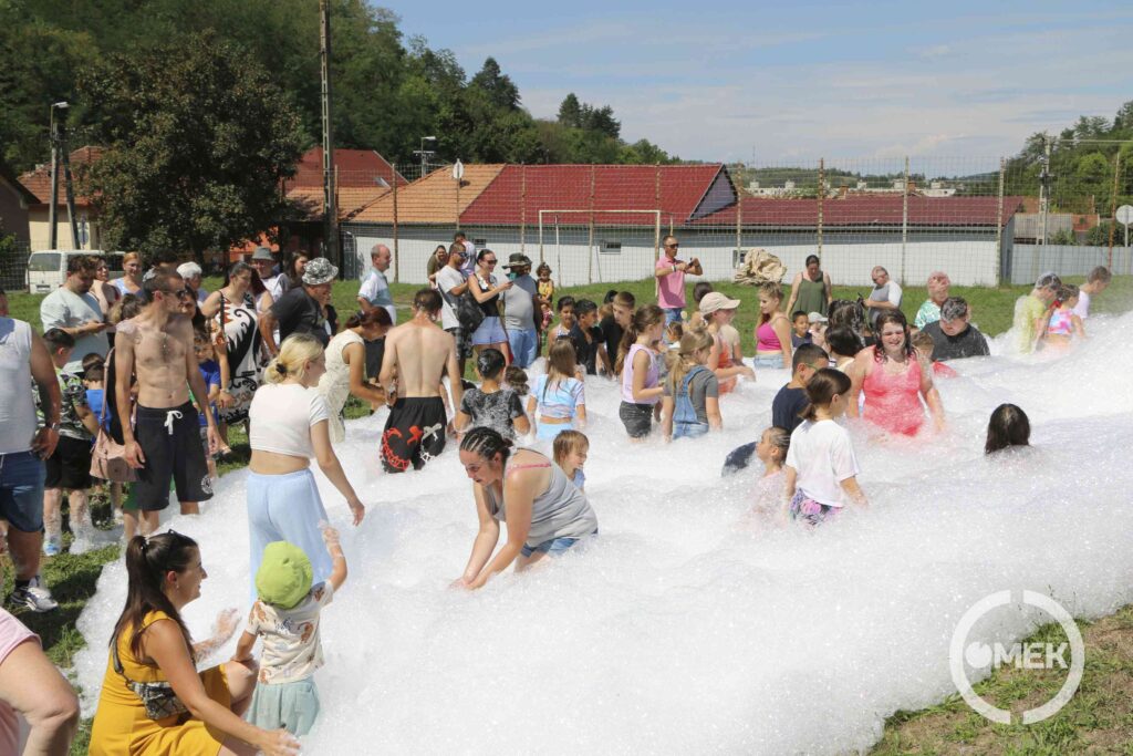 Hatalmas habban fürödtek a gyerekek.