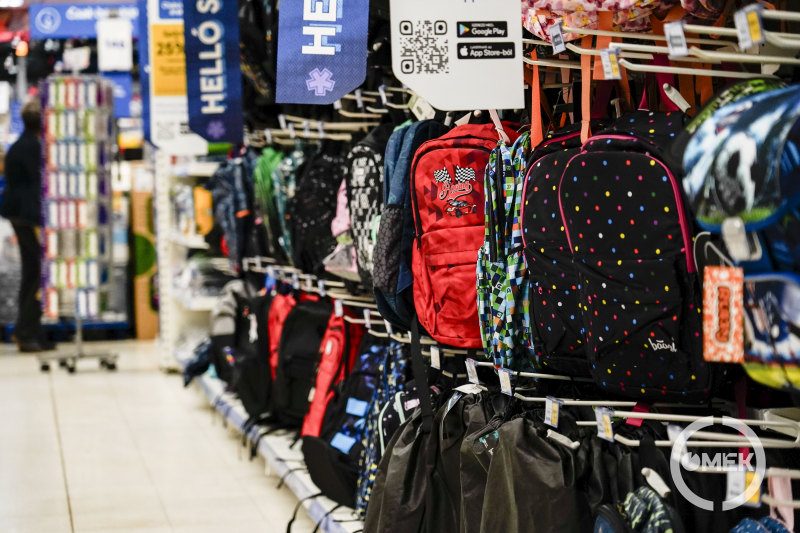 Iskolatáskák tömkelege várja a vásárlókat.