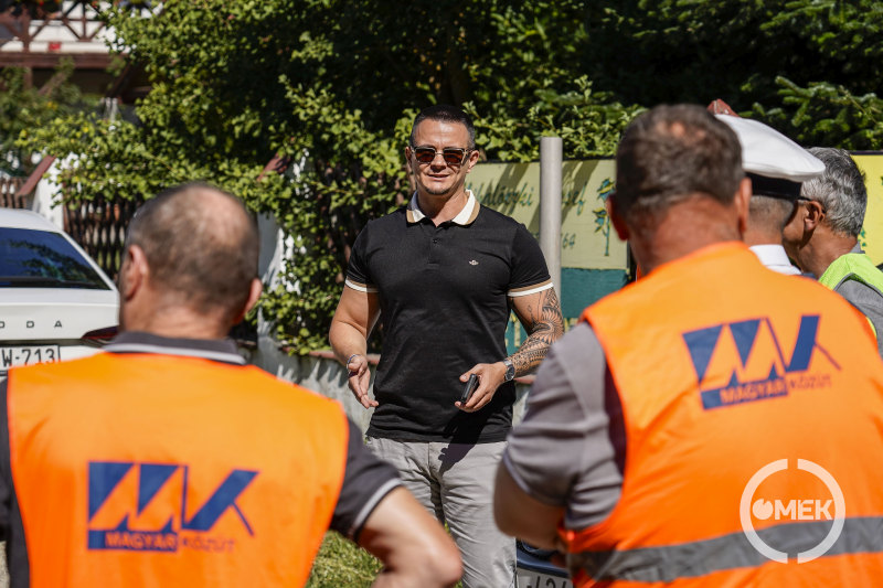 Janiczak Dávid polgármester megosztja javaslatait a Magyar Közút munkatársaival.