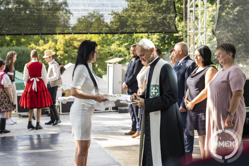 Kenyeret ad társainak az alpolgármester
