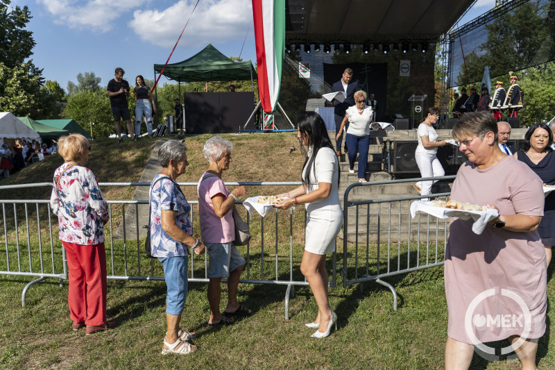 Kenyert osztanak a résztvevőknek.
