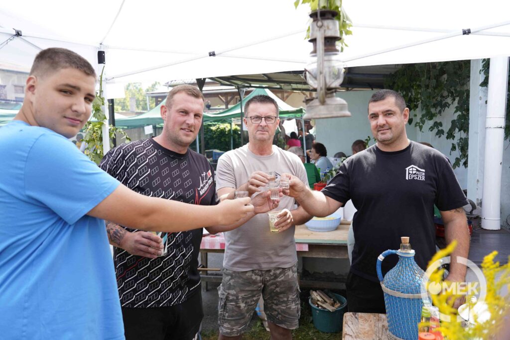 Koccintanak a résztvevők.