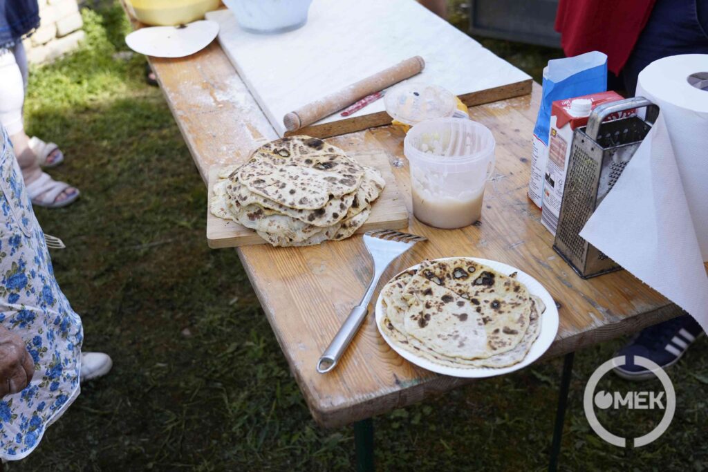 Laska is készült ennél az asztalnál.
