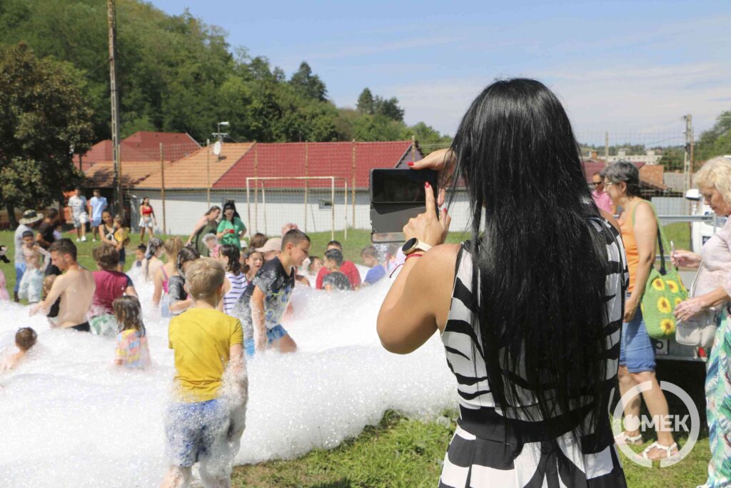 Marosréti-Zsuponyó Anett alpolgármester, területi képviselő fényképezi az eseményt.