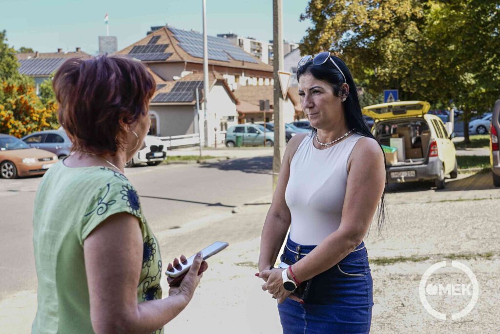 Marosréti-Zsuponyó Anett egy lakóval beszélget.