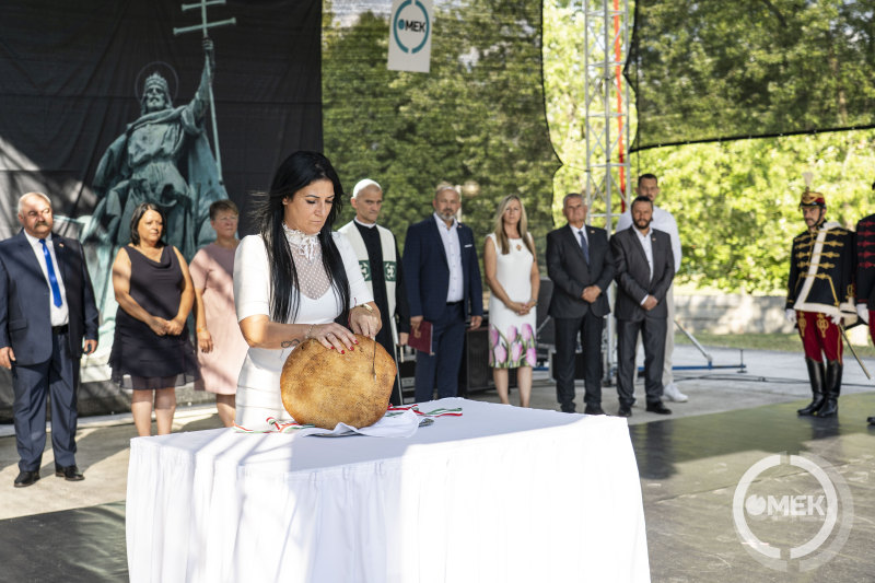 Marosréti-Zsuponyó Anett megszegte a kenyeret.