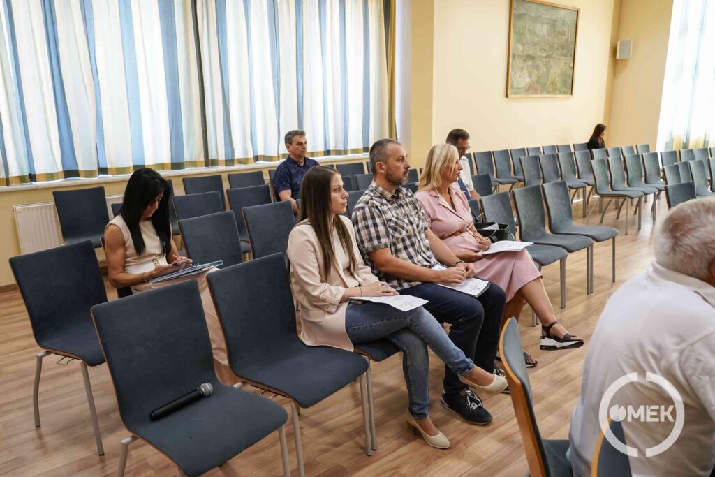 Meghívott résztvevők.