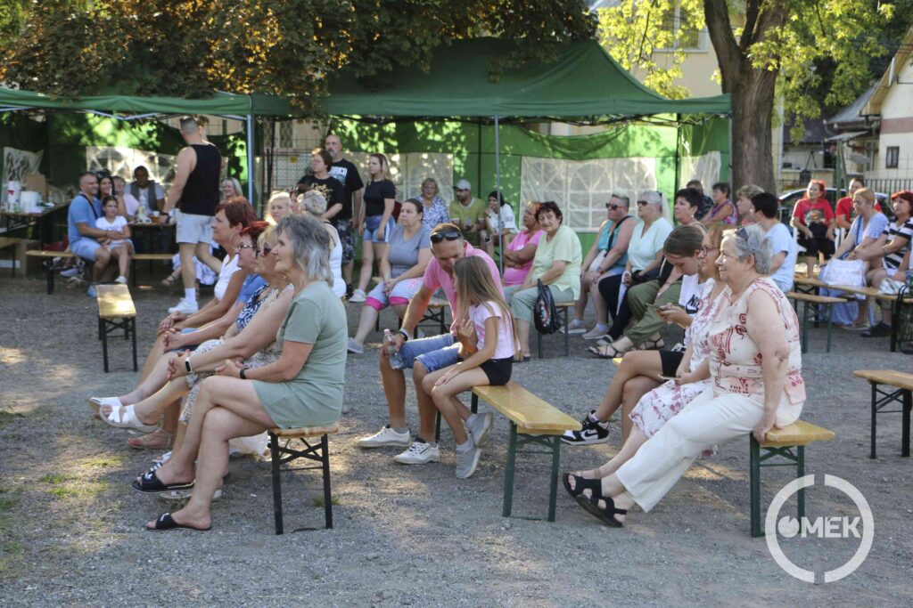 Megteltek a sörpadok nézőkkel.