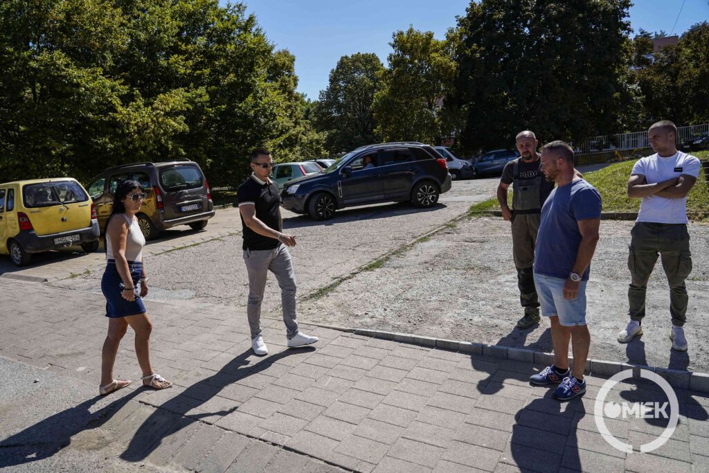 Megvizsgálják az elkészült járdaszakaszt.