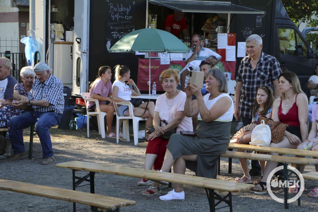 Nézi a koncertet a közönség.