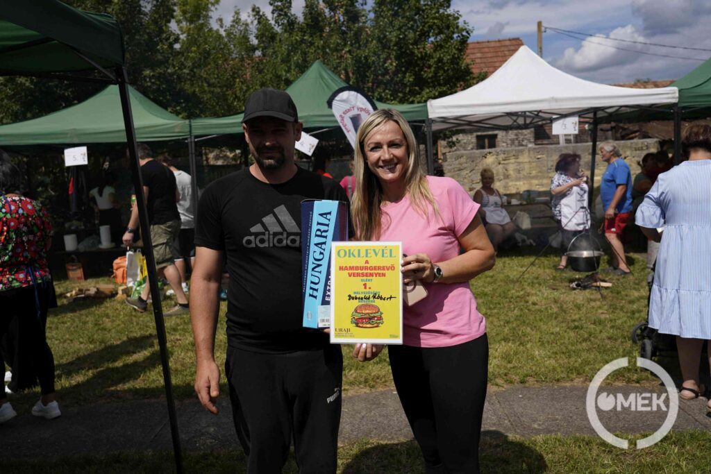 Scitovszky Nikoletta a hamburgerevő verseny győztesével.