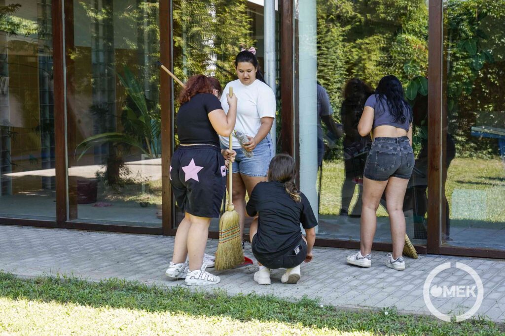 Söprik a lányok az Ózdi Sport- és Élményközpont Nonprofit Kft járdáját.