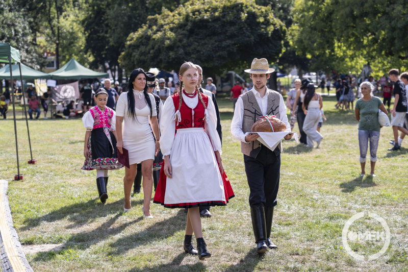 Táncosok koszorújában vonult fel a színpadra az alpolgármester és a plébános.