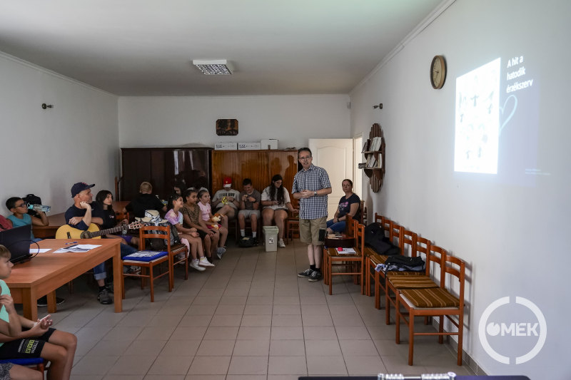 Távoli kép a hittan tábor délelőtti foglalkozásáról.