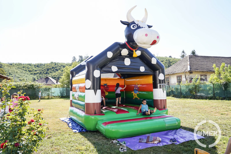 Távoli kép az ugrálóvárról és a benne lévő gyerekekről.