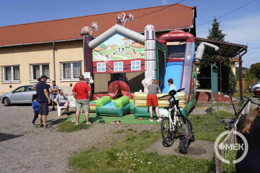 Ugrálóvár is várta a legkisebbeket.