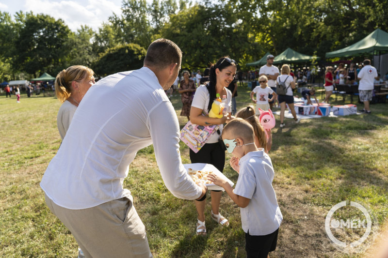 Új kenyér osztás.
