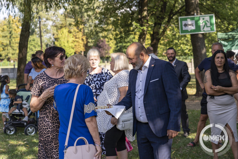 Új kenyeret osztanak a városvezetők.