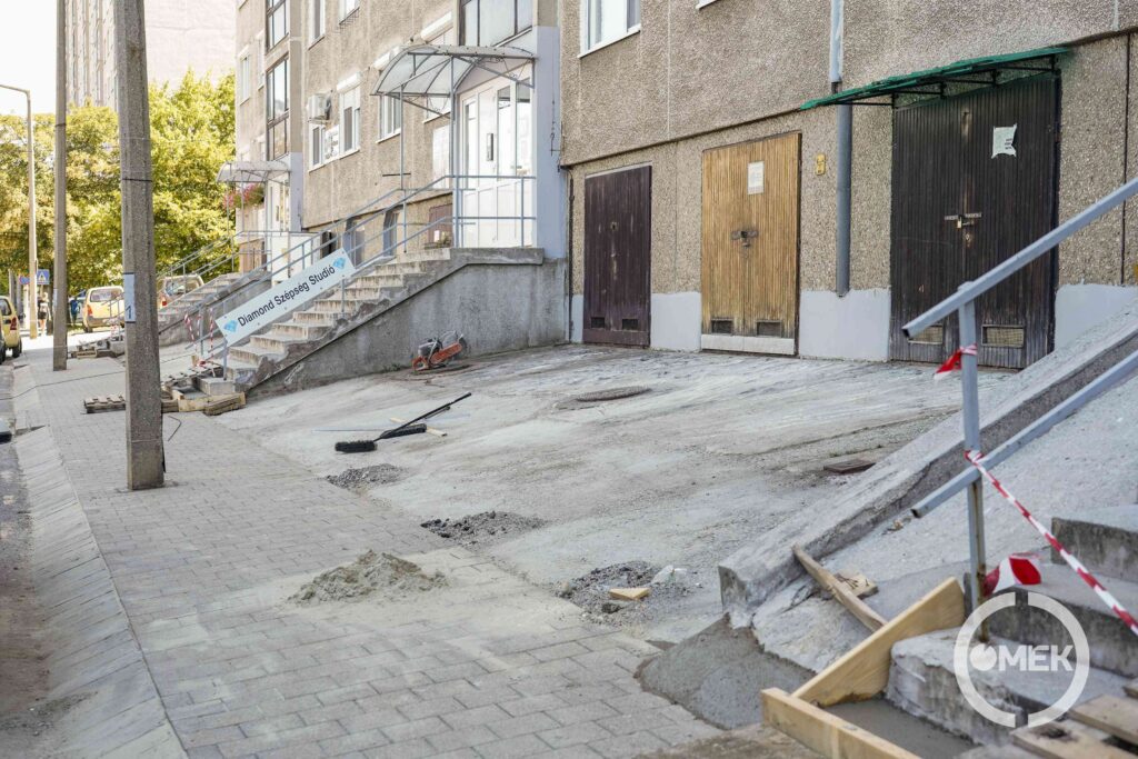 Újjáépítik a járdaszakaszt a Vasvár úton.