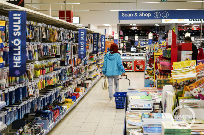 Vásárló tolja a kosarát az egyik helyi bevásárlóközponban.