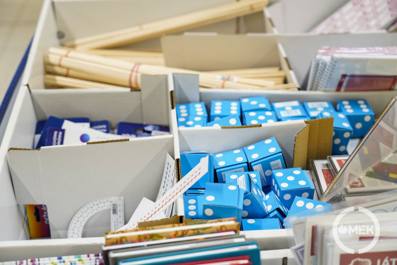 Az első osztályokoknak sok tanszert kell beszerezni.