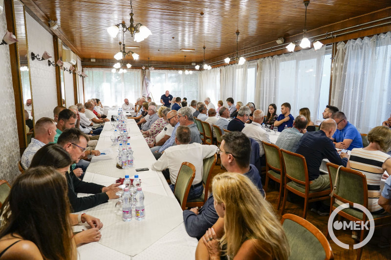 A Hotel Ózd Piros Szalonja megtelt a vendégekkel.