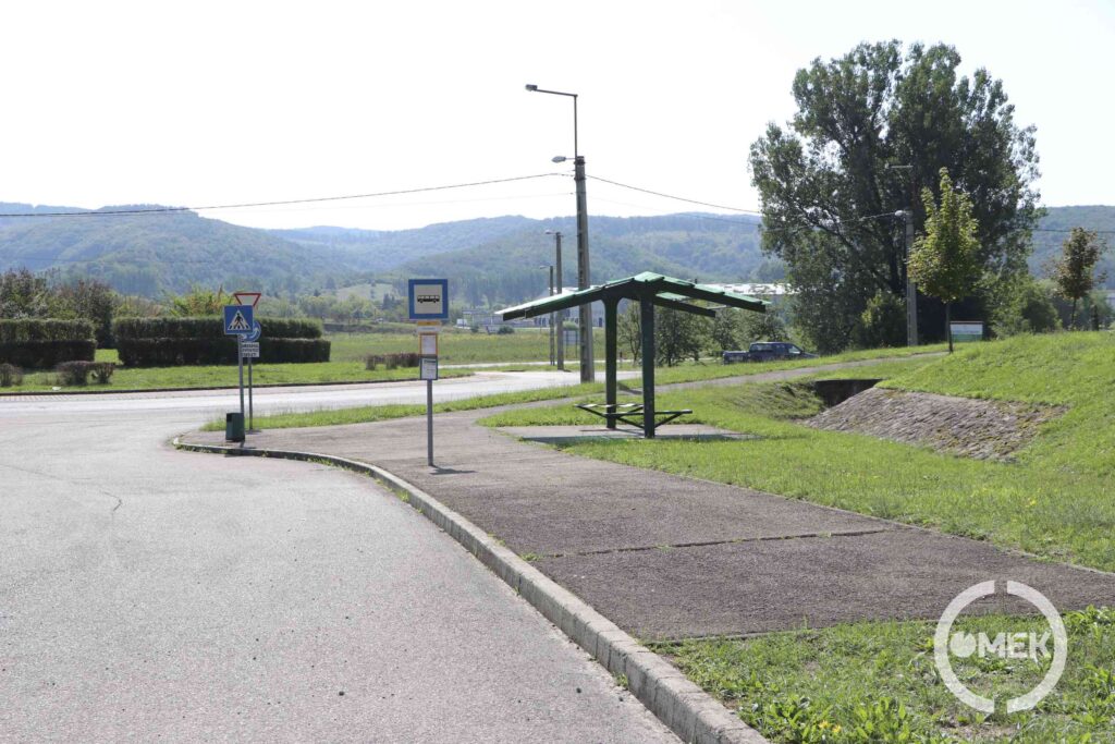 A Táblában található körforgalom melletti buszmegálló helyén lesz a parkoló bejárata.