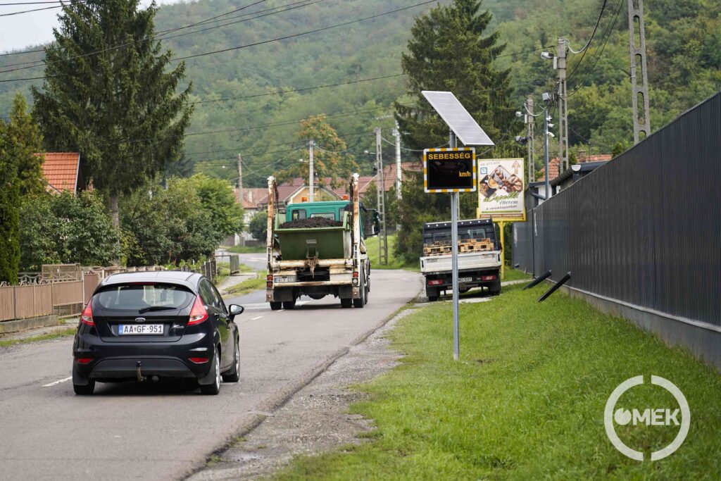 A beérkező forgalmat figyelmezteti az egység.