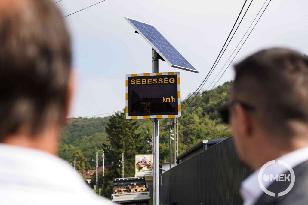 A polgármester és a terület képviselője közösen tekintette meg az új eszközt.