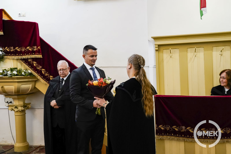 A polgármester virágcsokrot adott át Csikainé Mihalik Éva lelkipásztornak.